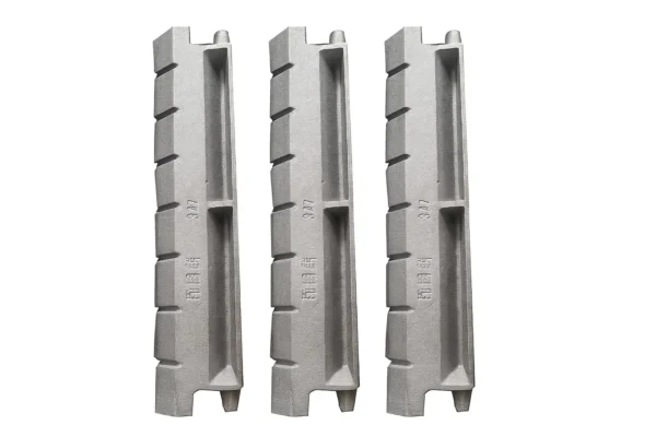 Chain grate bar linked for continuous movement