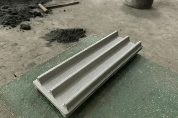 Coated sand cast grate bar with clean surface and detailed rib structure