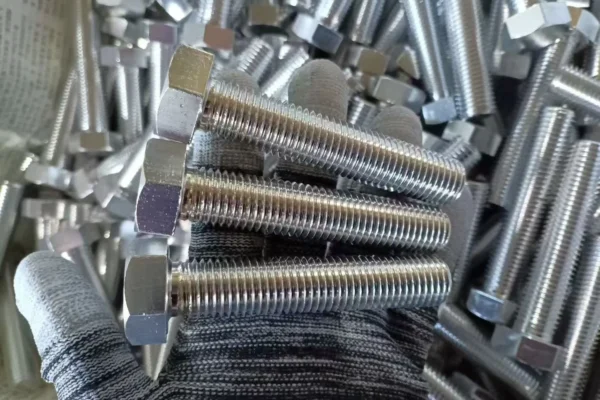 Thread inspection for custom bolts: visual/profile checks and gauge verification for CTQ control